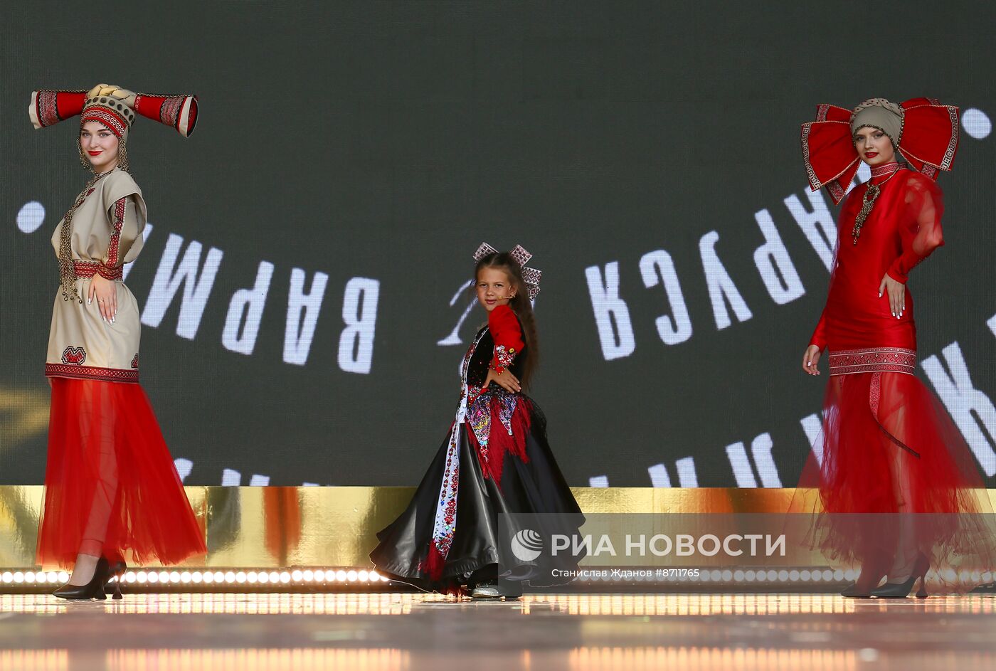 Выставка "Россия". Мордовский национально-фольклорный праздник "Шумбрат"