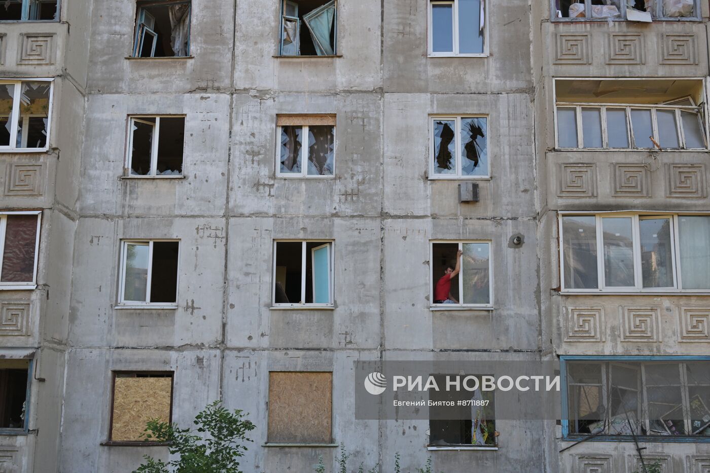 Последствия обстрела ВСУ Первомайска в ЛНР