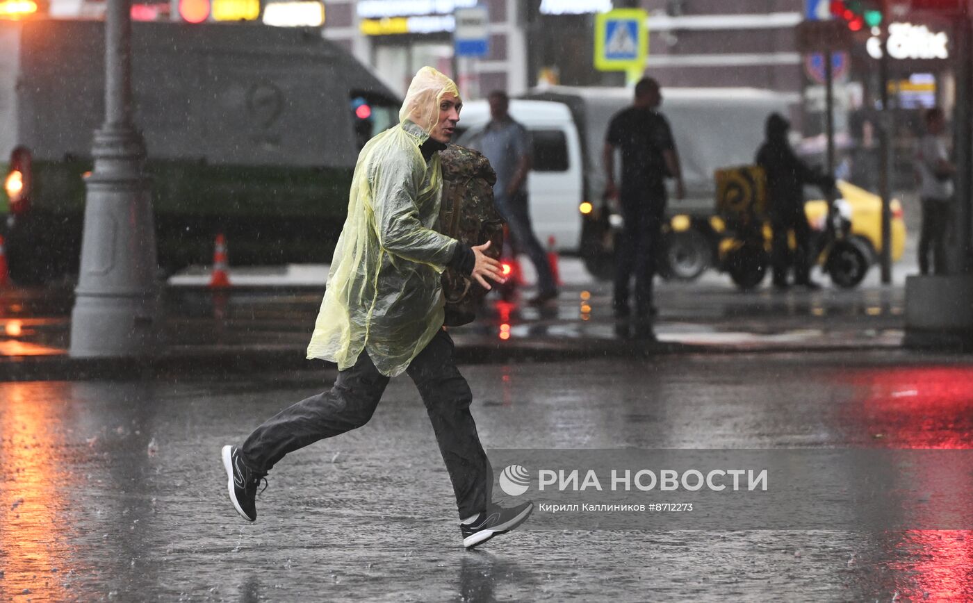 Сильный дождь в Москве
