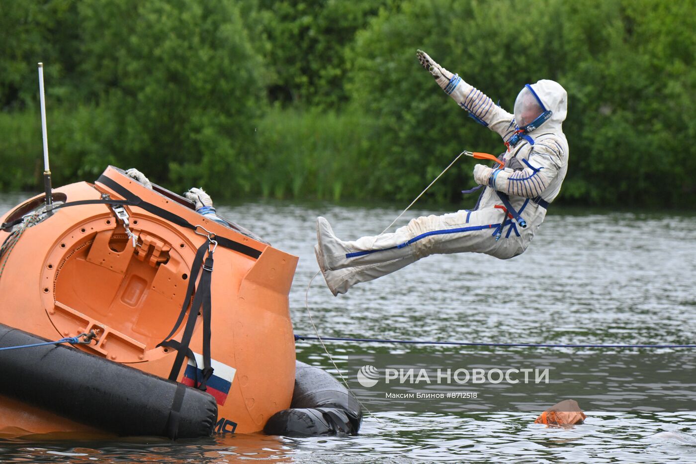 Тренировки космонавтов в случае приземления на водную поверхность