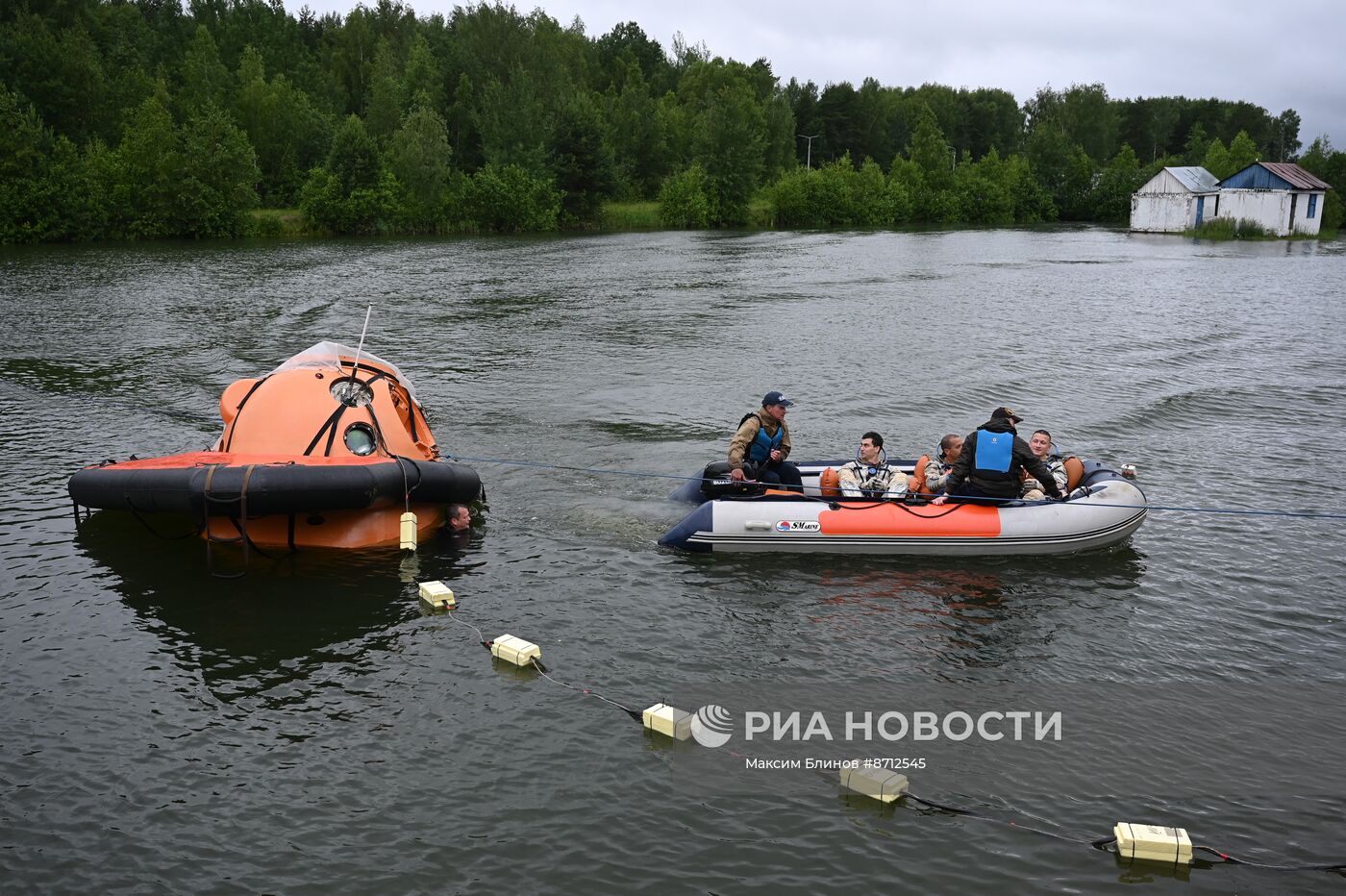 Тренировки космонавтов в случае приземления на водную поверхность