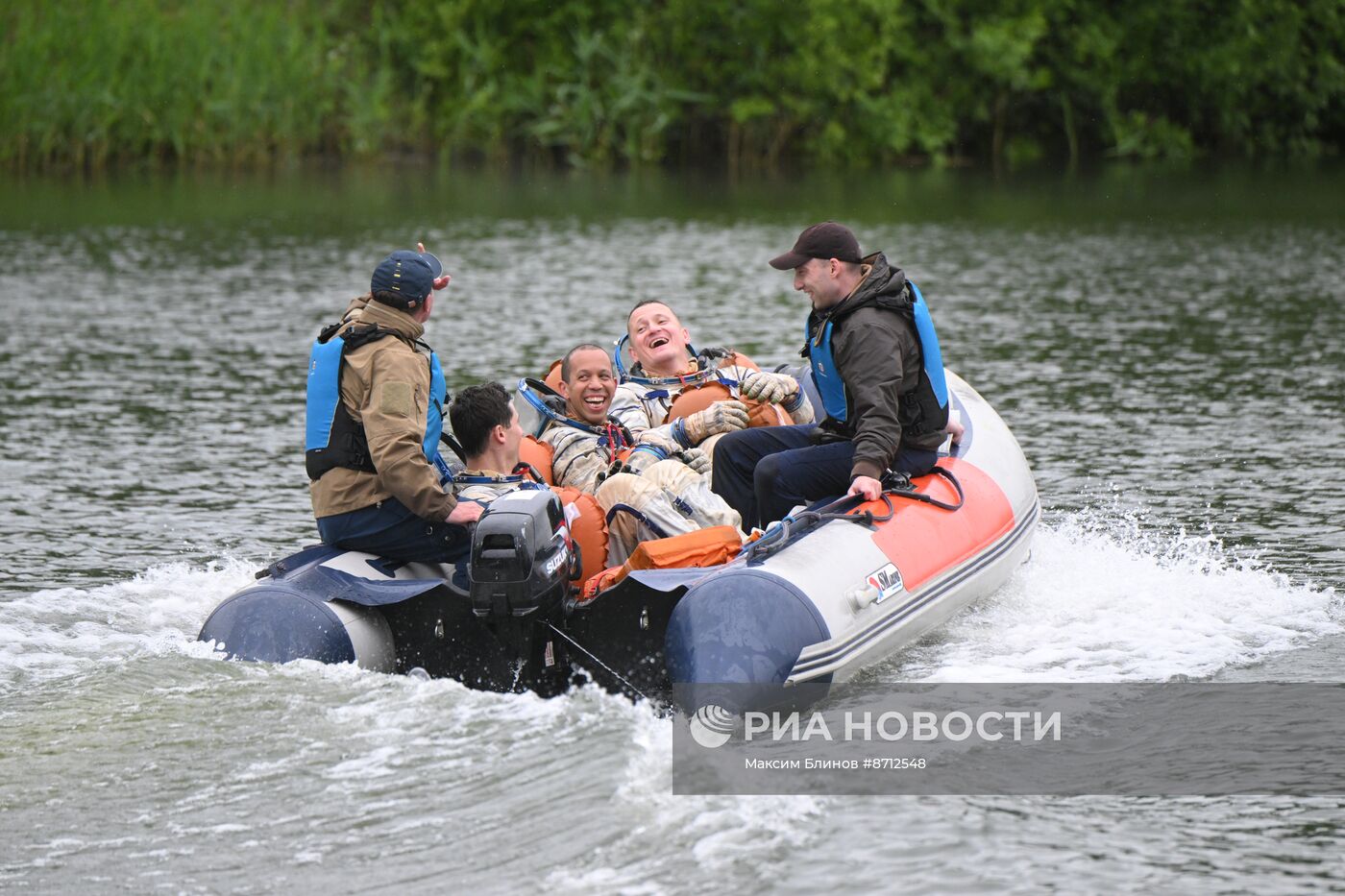 Тренировки космонавтов в случае приземления на водную поверхность