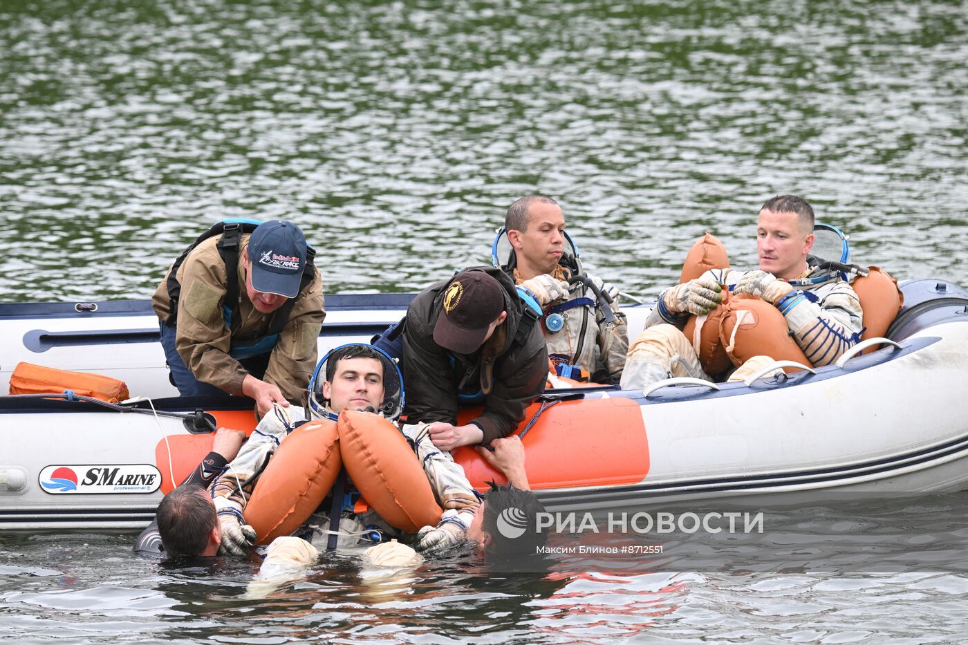 Тренировки космонавтов в случае приземления на водную поверхность