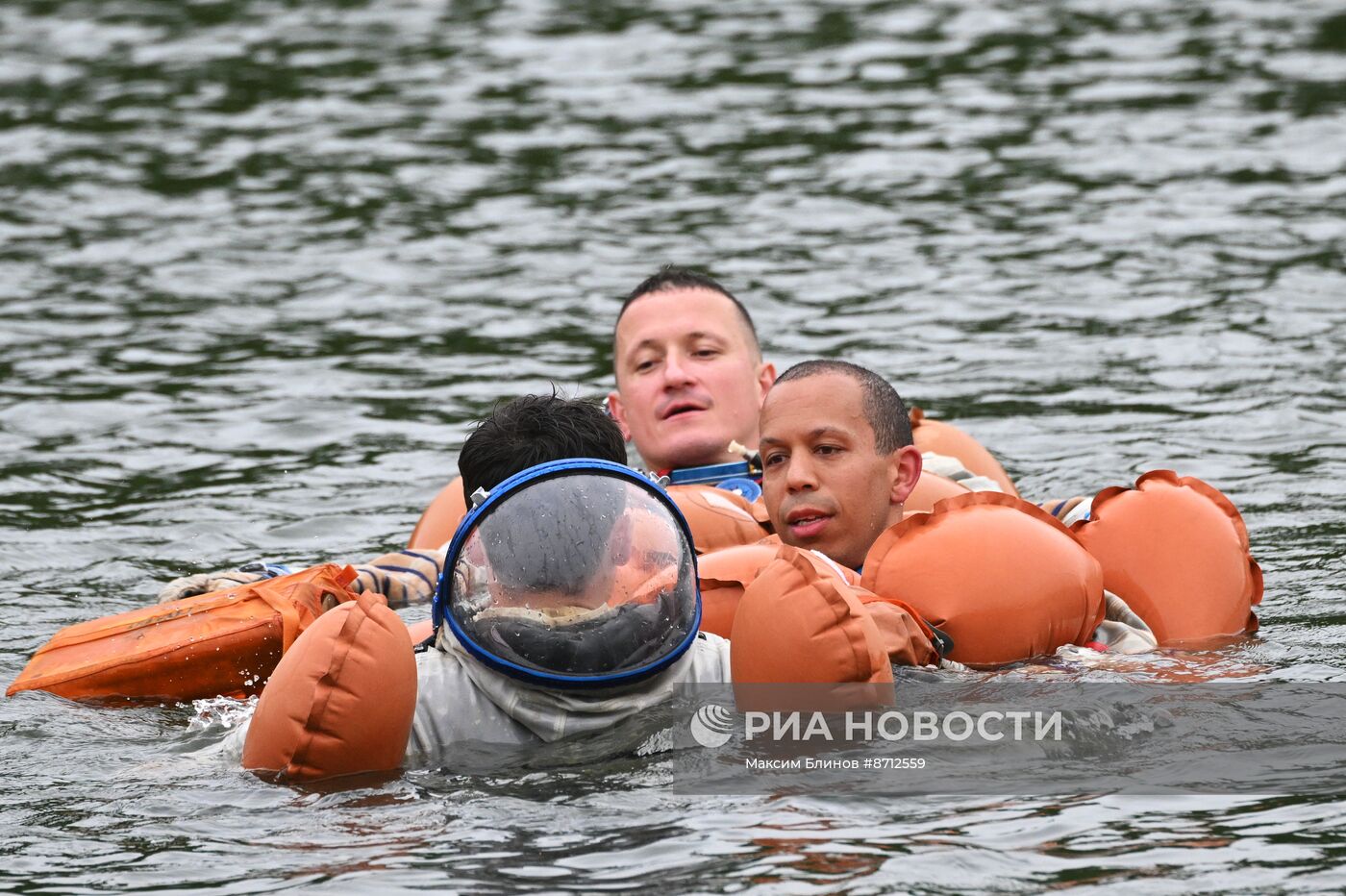 Тренировки космонавтов в случае приземления на водную поверхность