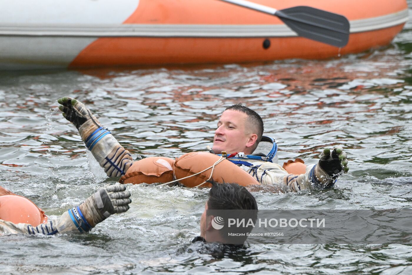 Тренировки космонавтов в случае приземления на водную поверхность