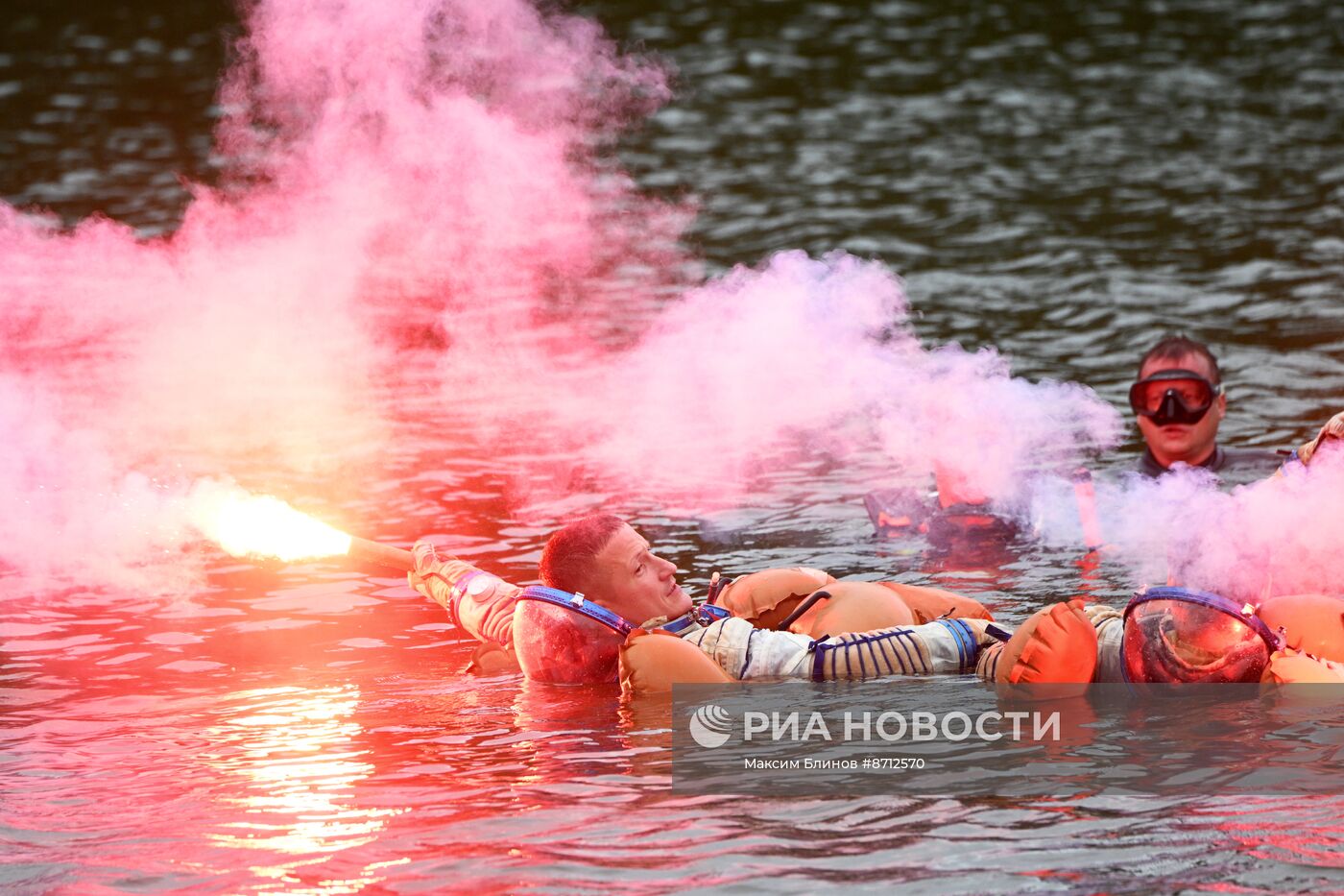 Тренировки космонавтов в случае приземления на водную поверхность