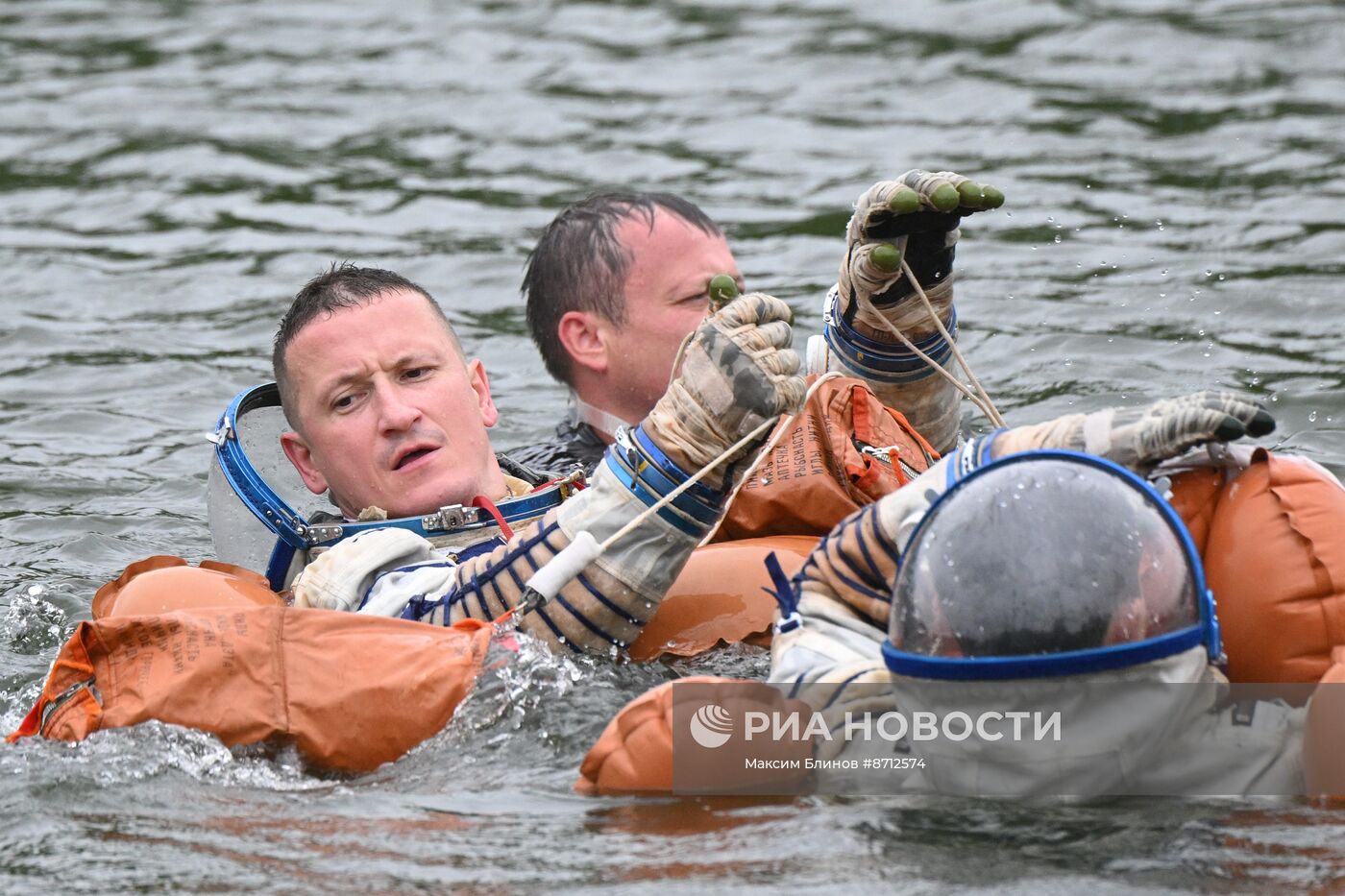 Тренировки космонавтов в случае приземления на водную поверхность