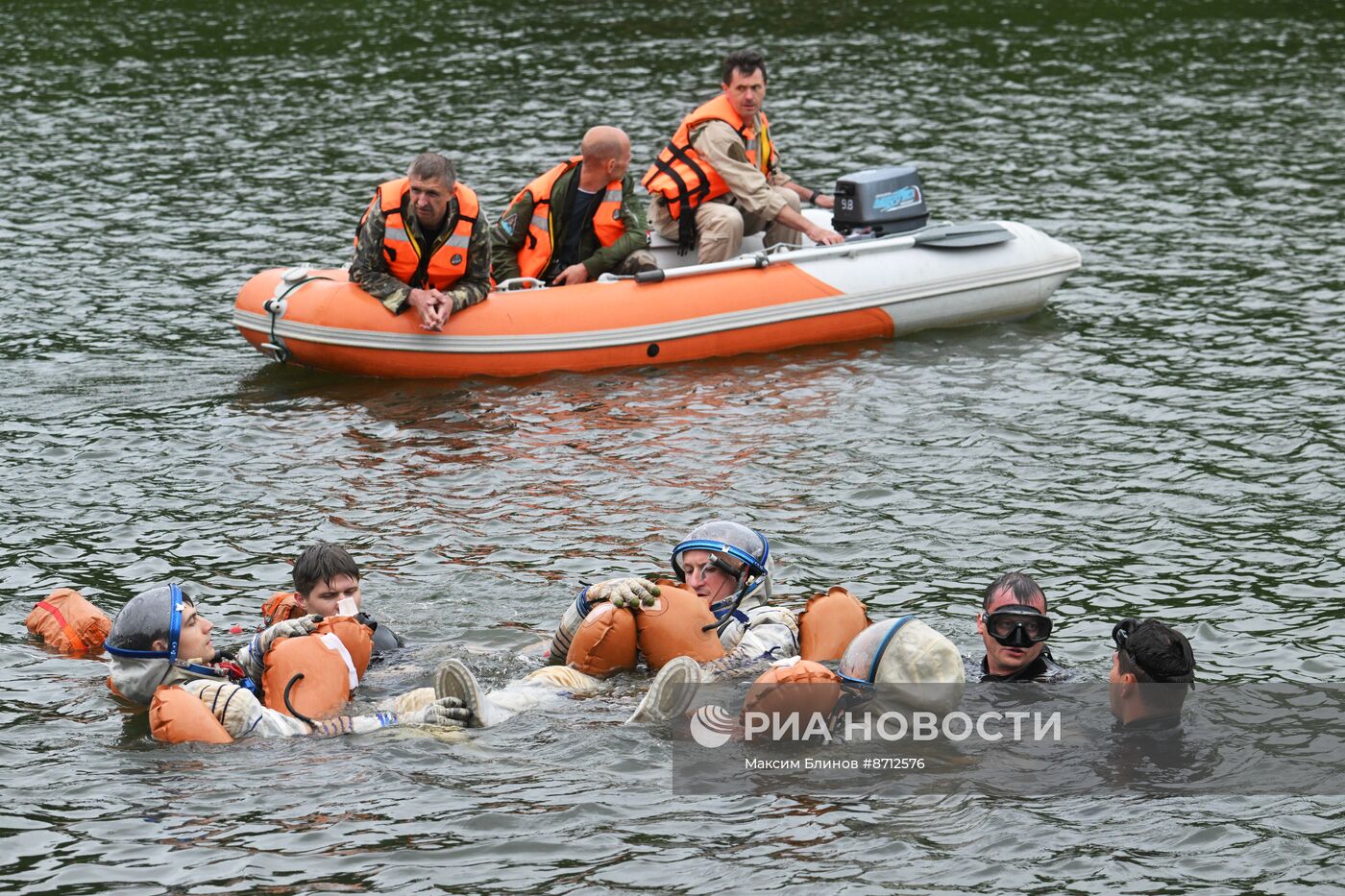 Тренировки космонавтов в случае приземления на водную поверхность