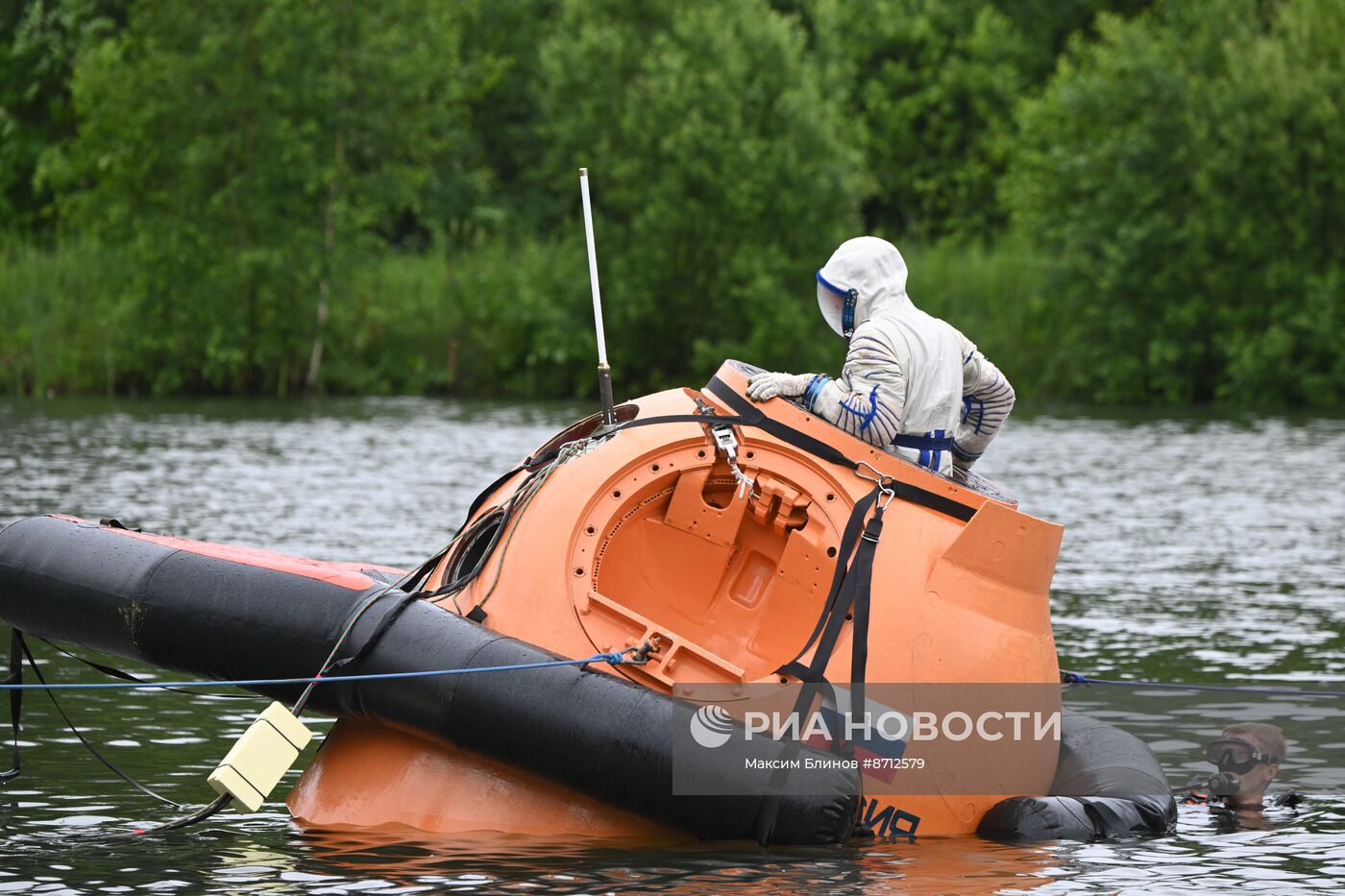 Тренировки космонавтов в случае приземления на водную поверхность