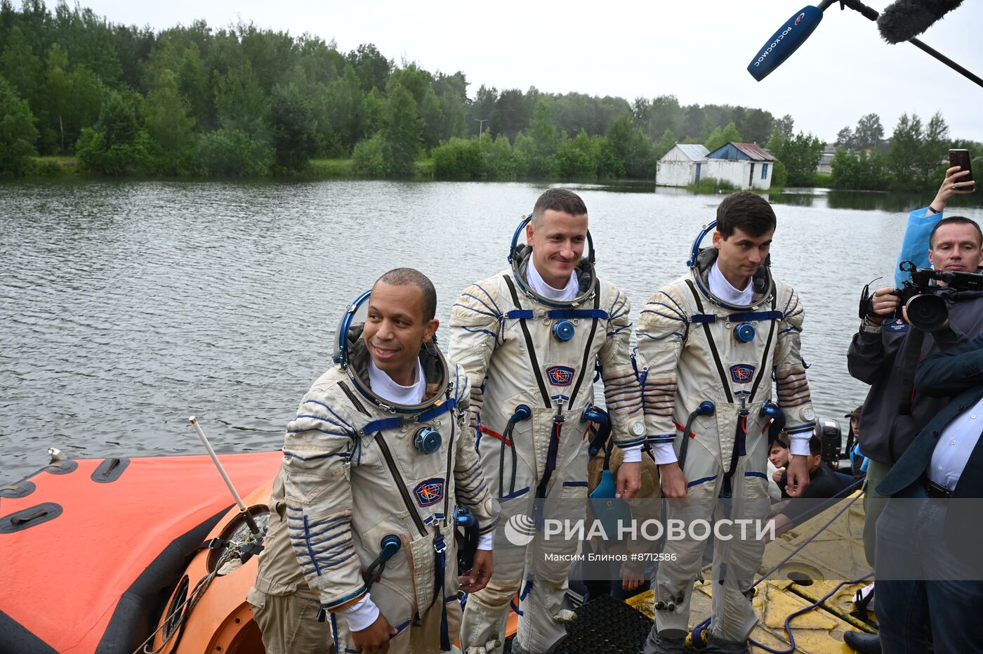 Тренировки космонавтов в случае приземления на водную поверхность