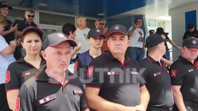 "Майю Санду - на свалку!", - скандируют сторонники блока "Победа" у суда, где слушается дело Таубер