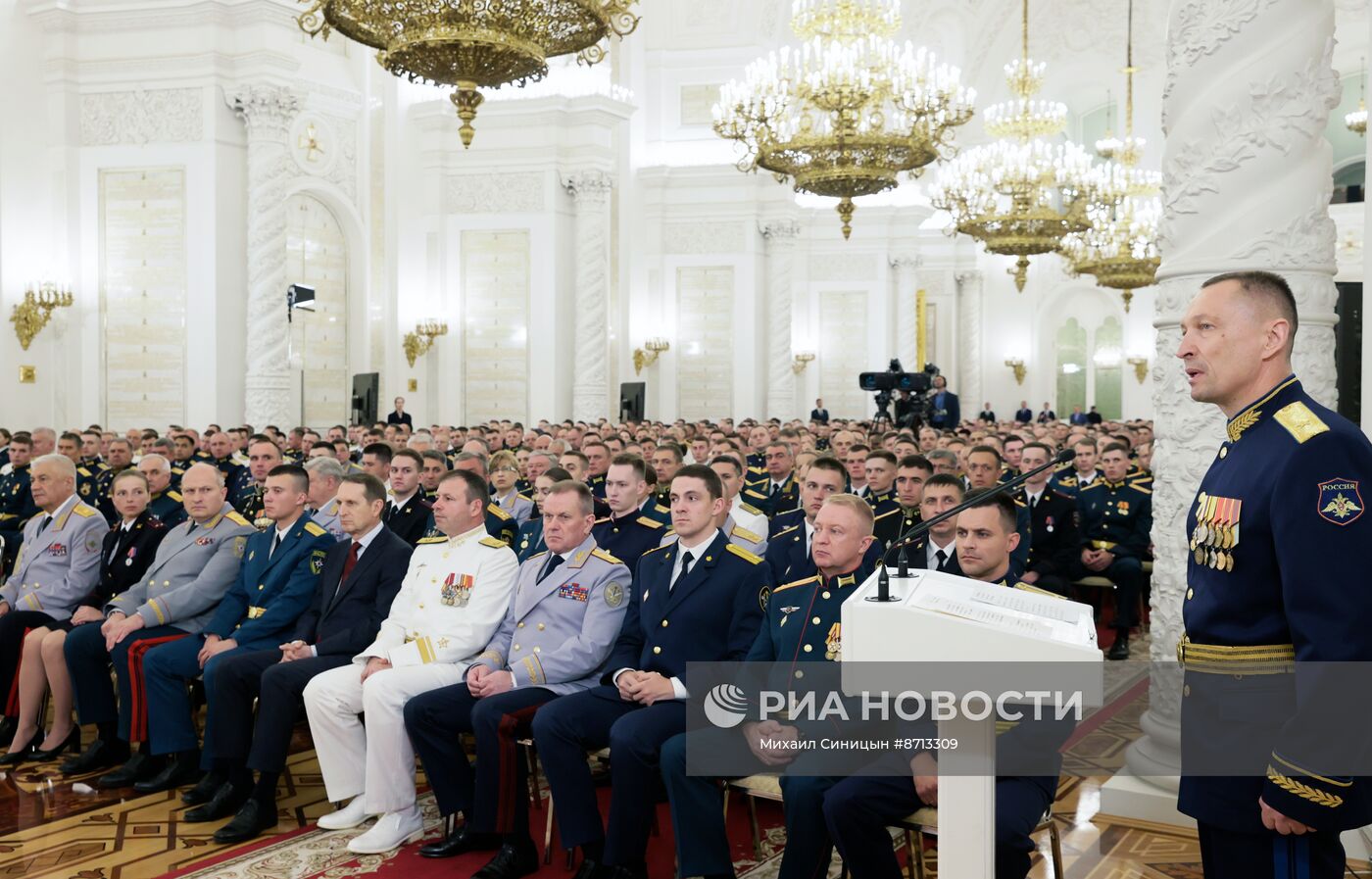 Президент Владимир Путин поздравил выпускников вузов Минобороны, МЧС, ФСБ,  ФСО, Росгвардии, МВД, Следственного комитета и ФСИН | РИА Новости Медиабанк