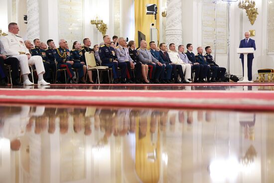 Президент Владимир Путин поздравил выпускников вузов Минобороны, МЧС, ФСБ, ФСО, Росгвардии, МВД, Следственного комитета и ФСИН