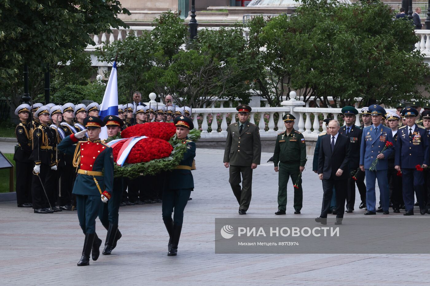 Президент Владимир Путин принял участие в церемонии возложения венка к Могиле Неизвестного Солдата