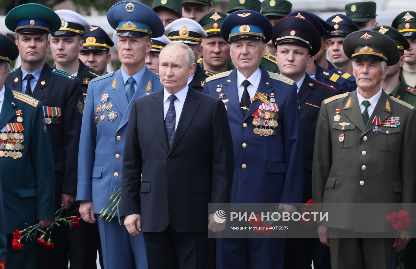 Президент Владимир Путин принял участие в церемонии возложения венка к Могиле Неизвестного Солдата