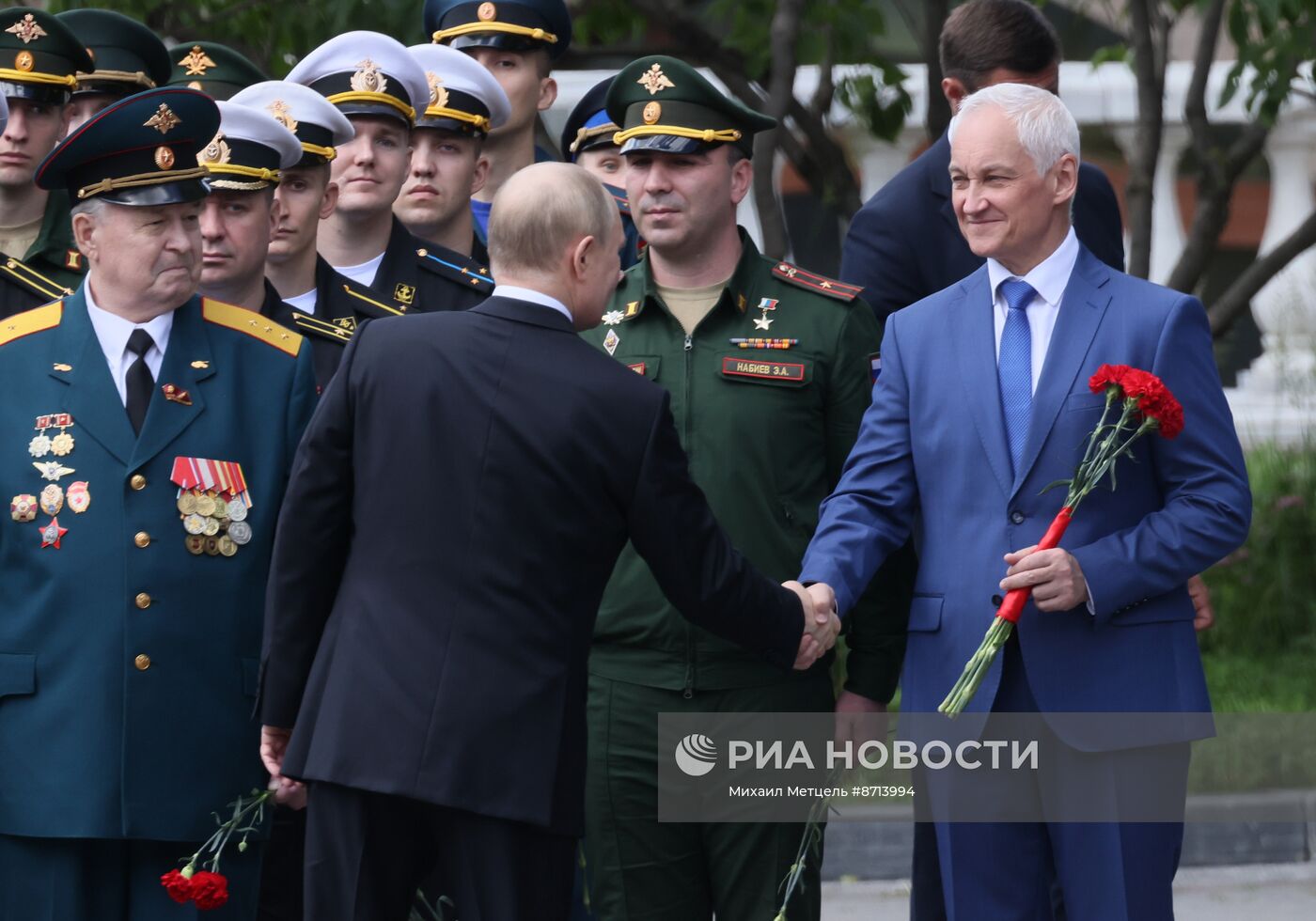 Президент Владимир Путин принял участие в церемонии возложения венка к Могиле Неизвестного Солдата