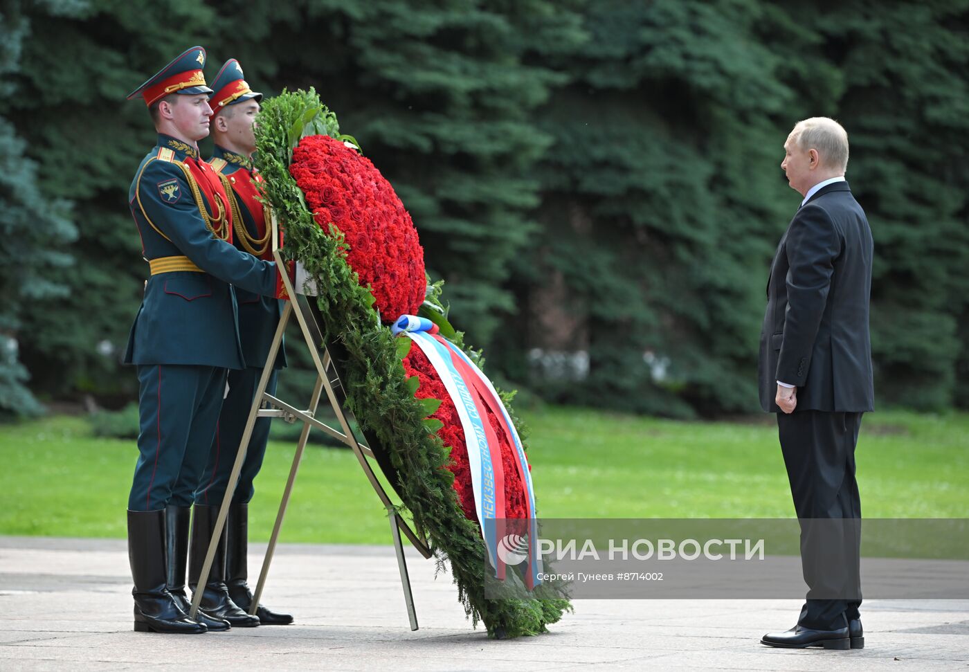 Президент Владимир Путин принял участие в церемонии возложения венка к Могиле Неизвестного Солдата