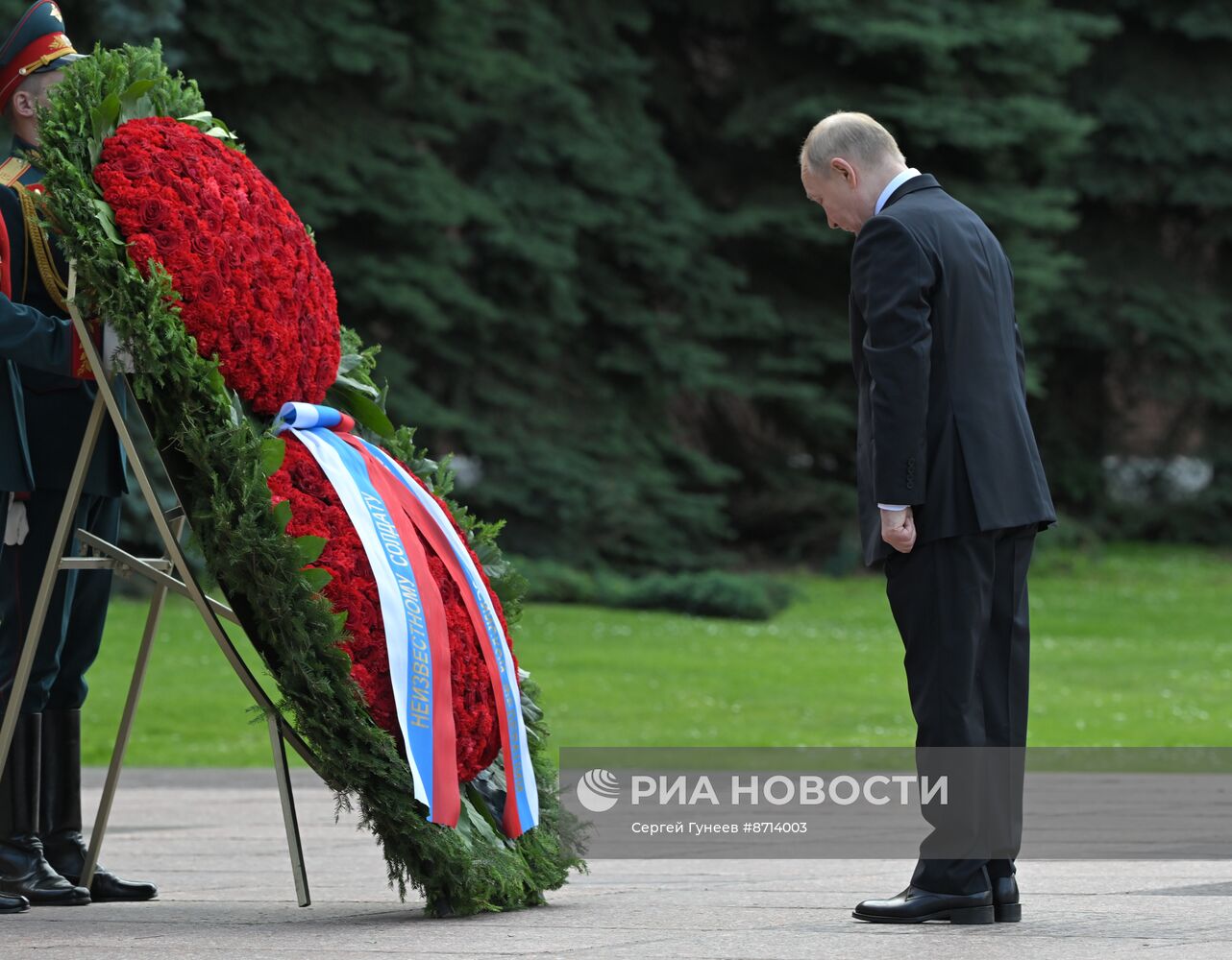 Президент Владимир Путин принял участие в церемонии возложения венка к Могиле Неизвестного Солдата