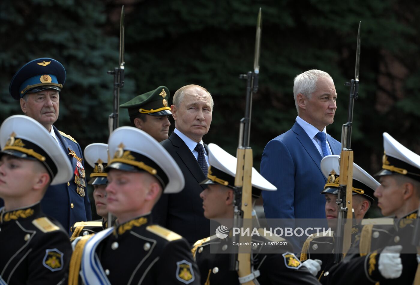 Президент Владимир Путин принял участие в церемонии возложения венка к Могиле Неизвестного Солдата