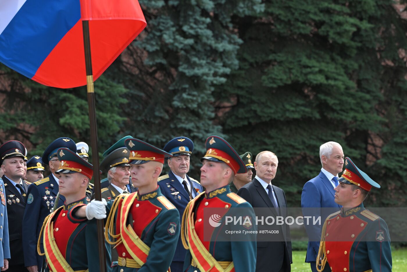 Президент Владимир Путин принял участие в церемонии возложения венка к Могиле Неизвестного Солдата