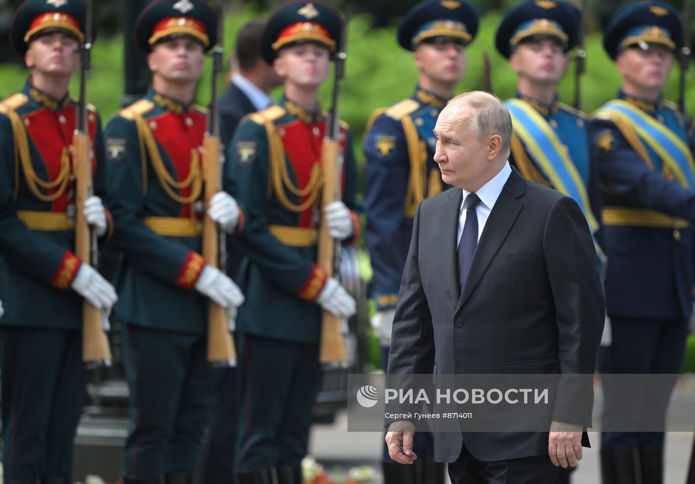 Президент Владимир Путин принял участие в церемонии возложения венка к Могиле Неизвестного Солдата