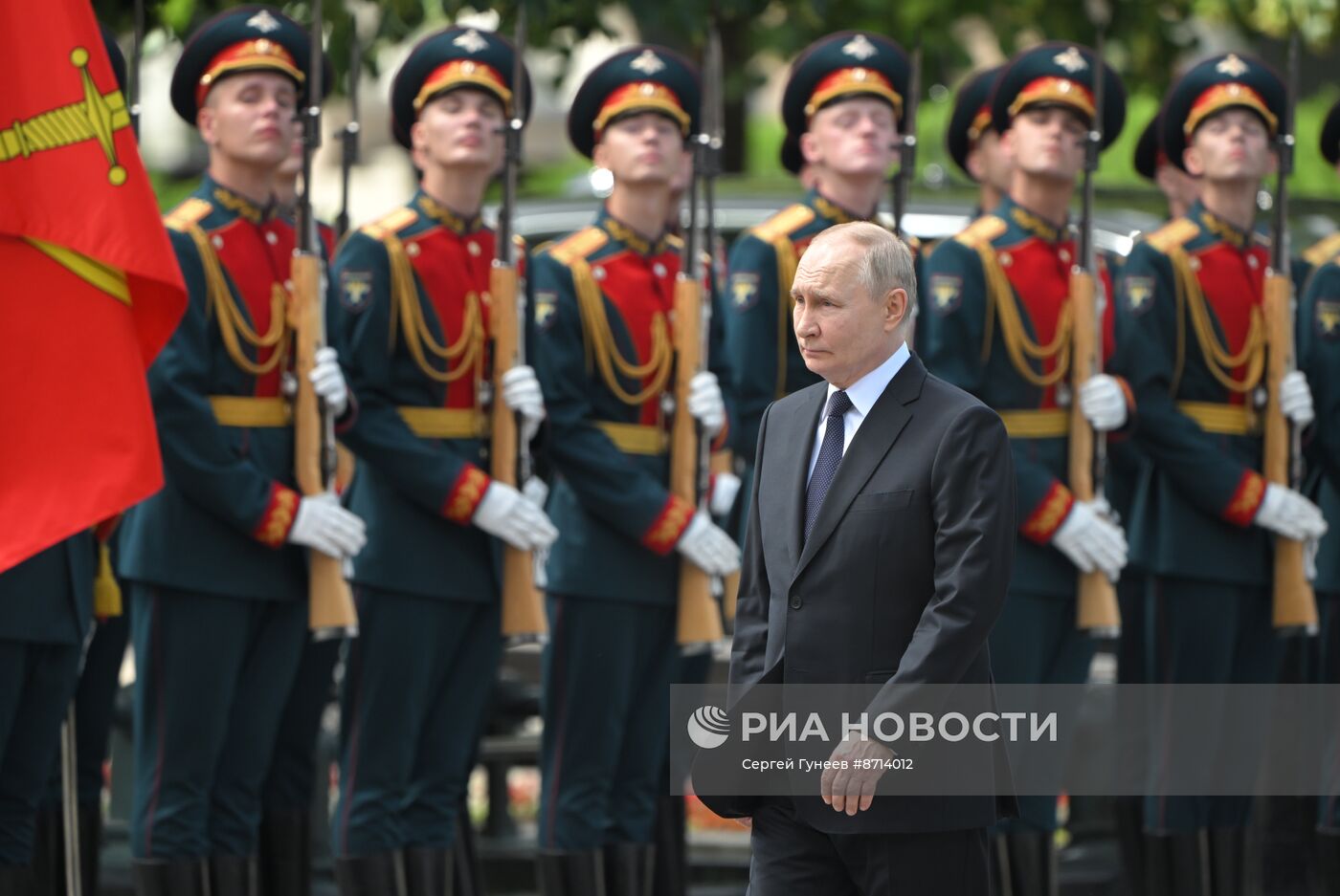 Президент Владимир Путин принял участие в церемонии возложения венка к Могиле Неизвестного Солдата