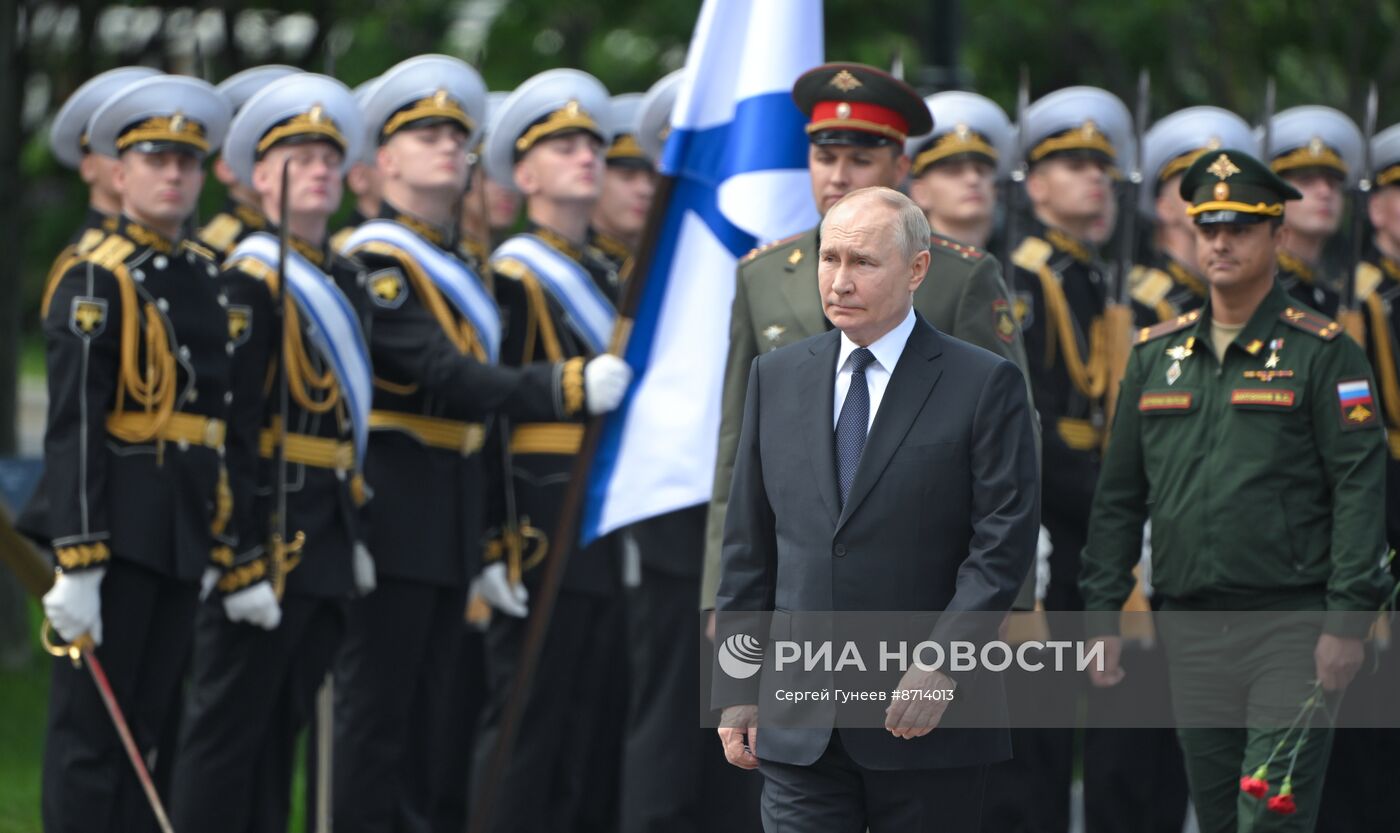 Президент Владимир Путин принял участие в церемонии возложения венка к Могиле Неизвестного Солдата