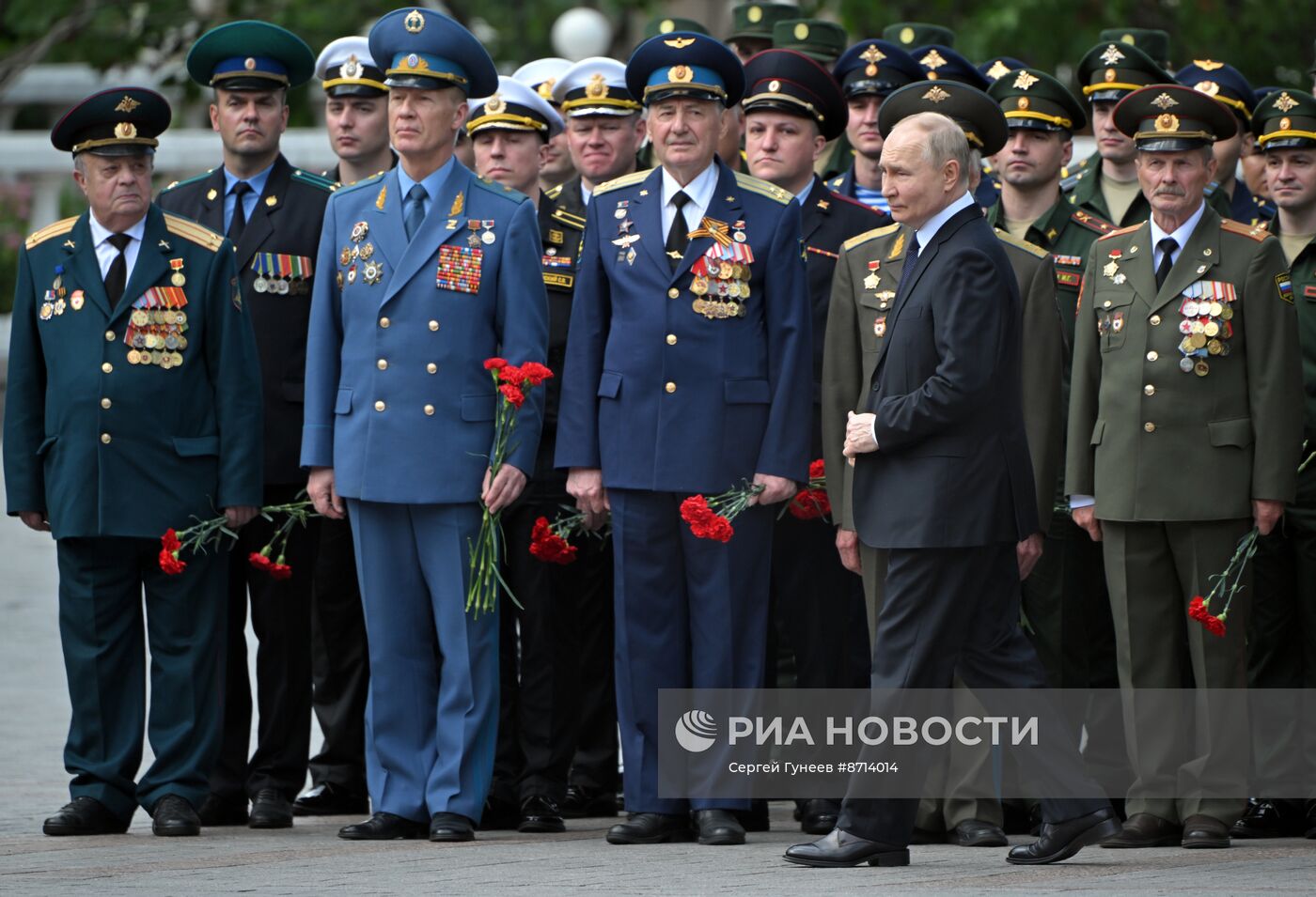 Президент Владимир Путин принял участие в церемонии возложения венка к Могиле Неизвестного Солдата