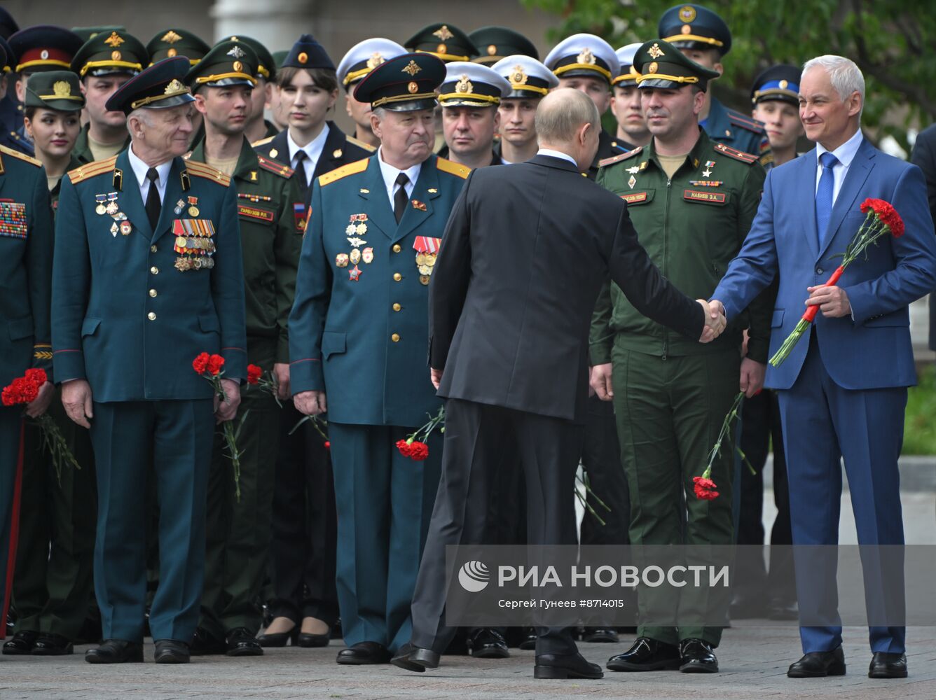 Президент Владимир Путин принял участие в церемонии возложения венка к Могиле Неизвестного Солдата