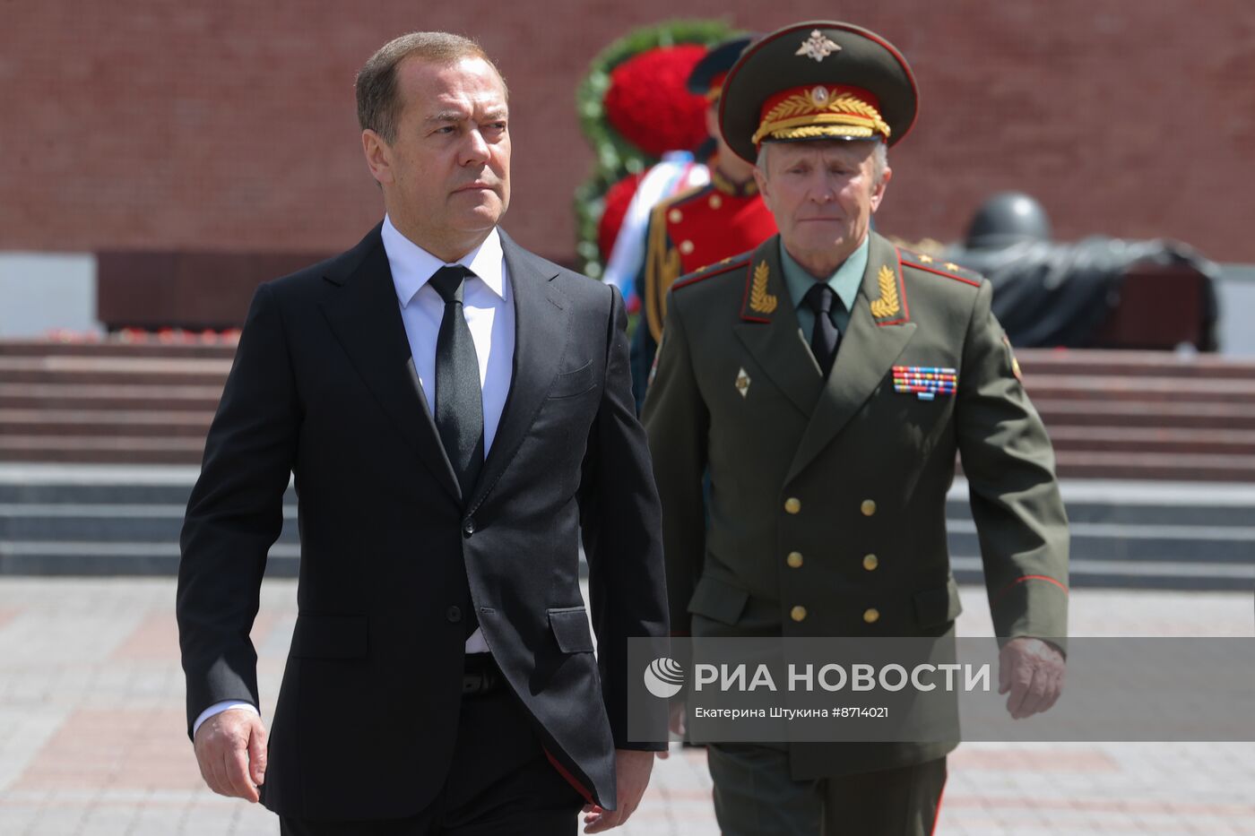 Президент Владимир Путин принял участие в церемонии возложения венка к Могиле Неизвестного Солдата