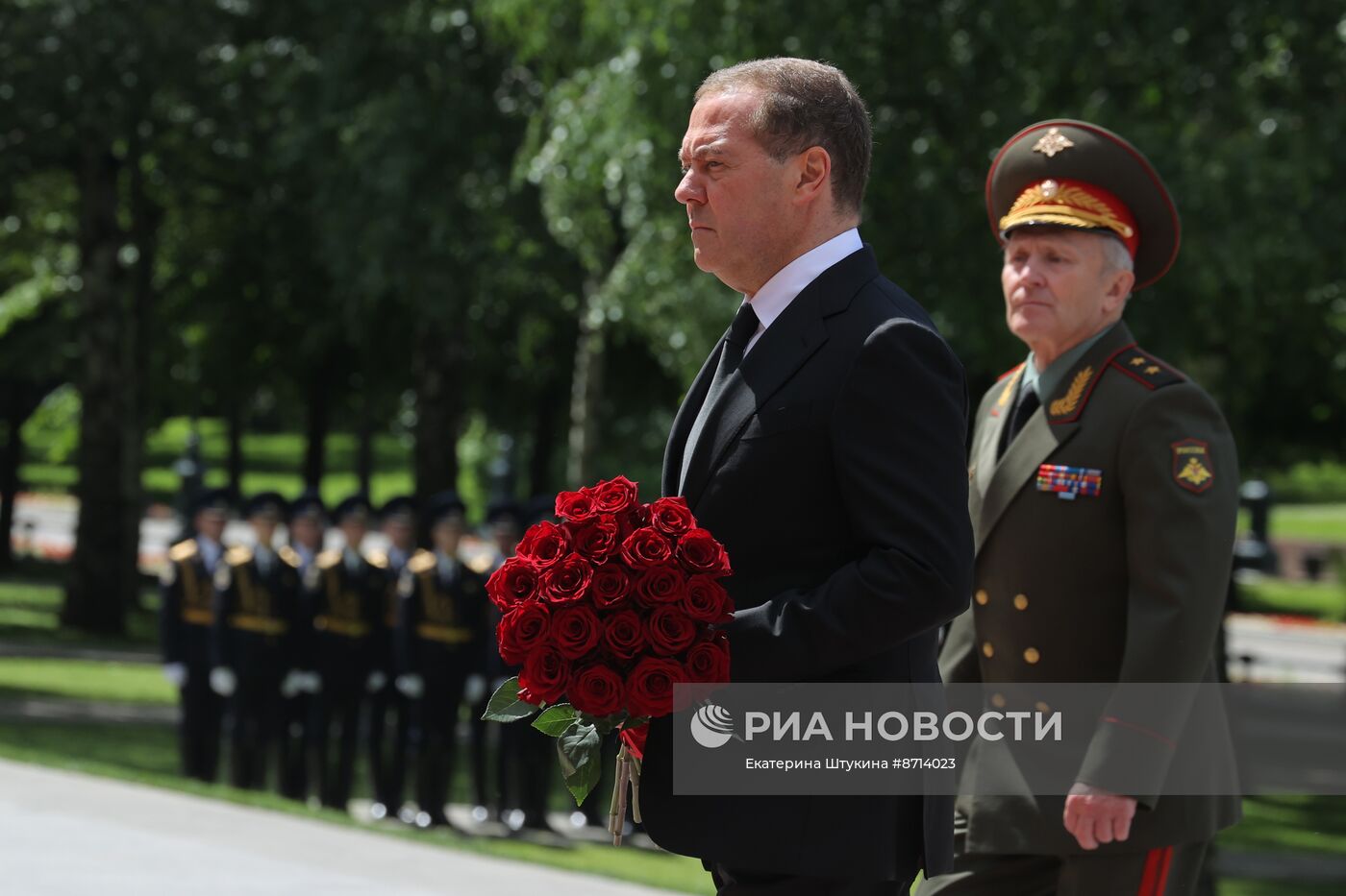 Президент Владимир Путин принял участие в церемонии возложения венка к Могиле Неизвестного Солдата