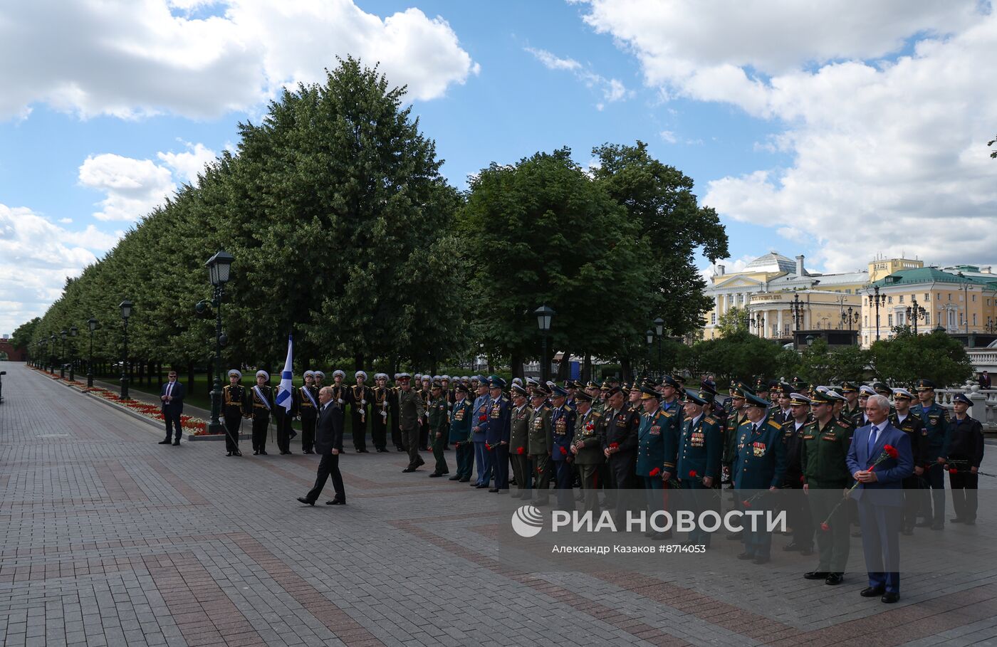 Президент Владимир Путин принял участие в церемонии возложения венка к Могиле Неизвестного Солдата