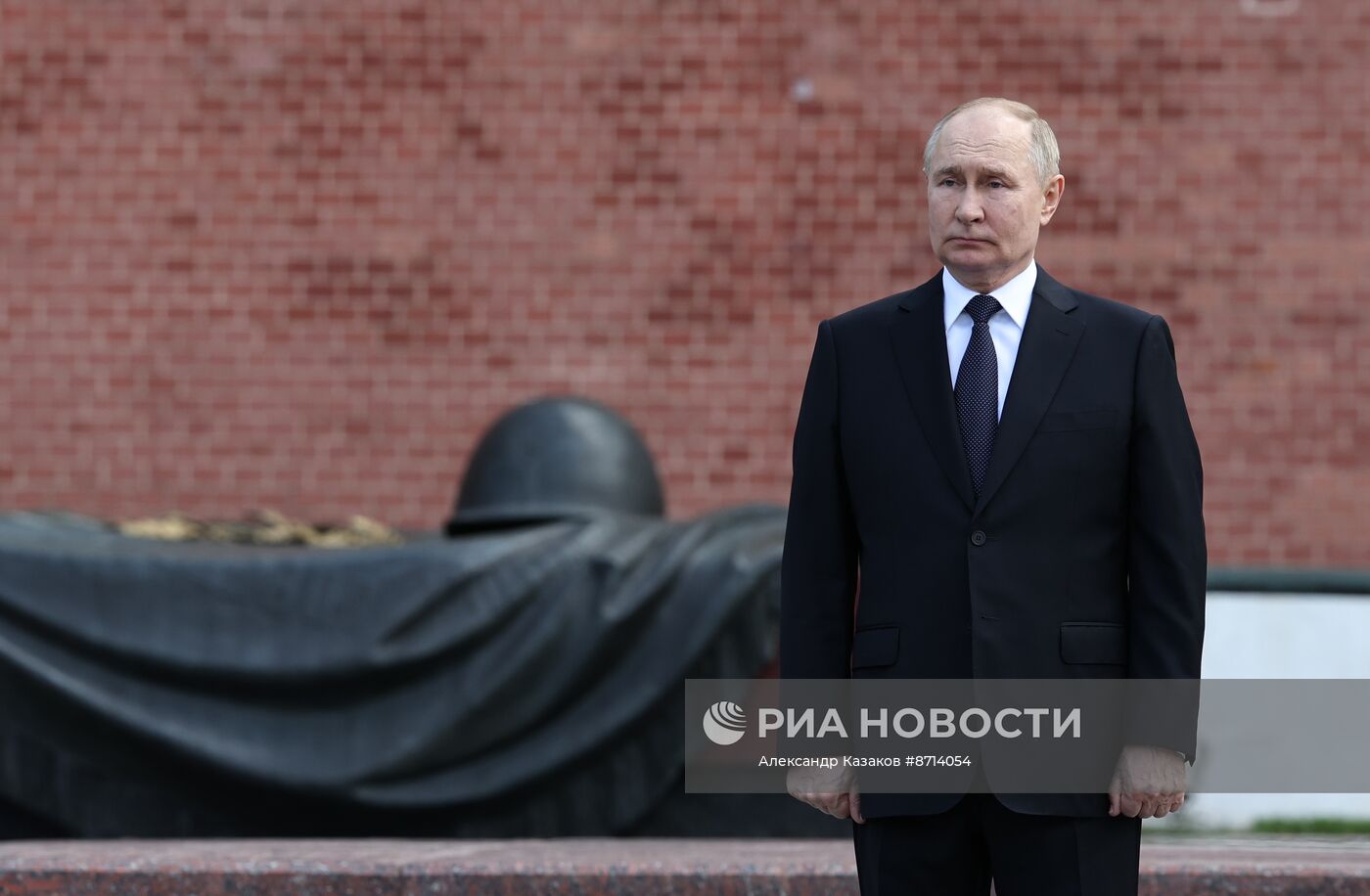 Президент Владимир Путин принял участие в церемонии возложения венка к Могиле Неизвестного Солдата