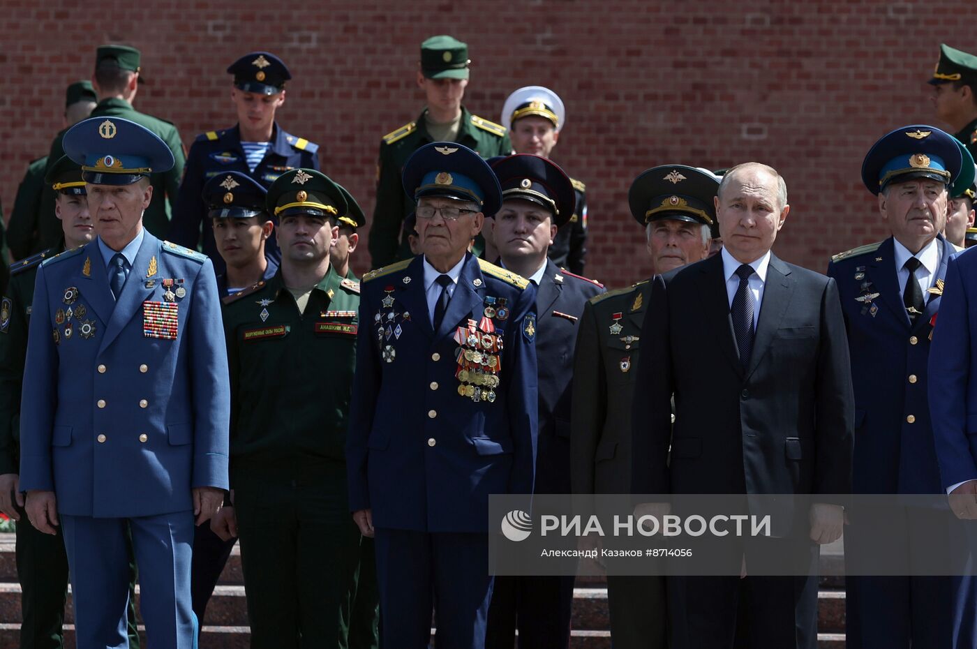 Президент Владимир Путин принял участие в церемонии возложения венка к Могиле Неизвестного Солдата