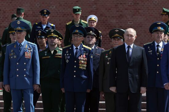 Президент Владимир Путин принял участие в церемонии возложения венка к Могиле Неизвестного Солдата