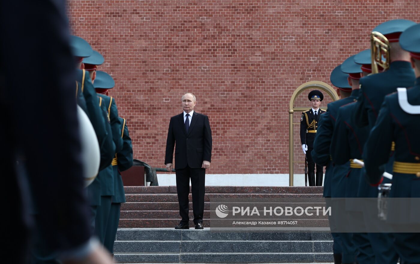 Президент Владимир Путин принял участие в церемонии возложения венка к Могиле Неизвестного Солдата