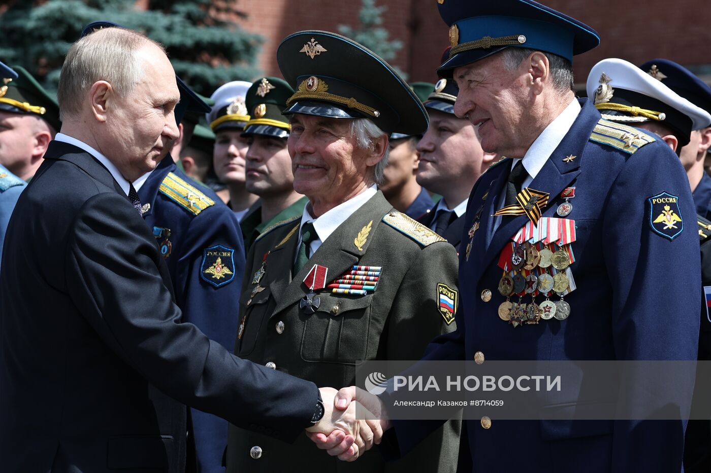 Президент Владимир Путин принял участие в церемонии возложения венка к Могиле Неизвестного Солдата