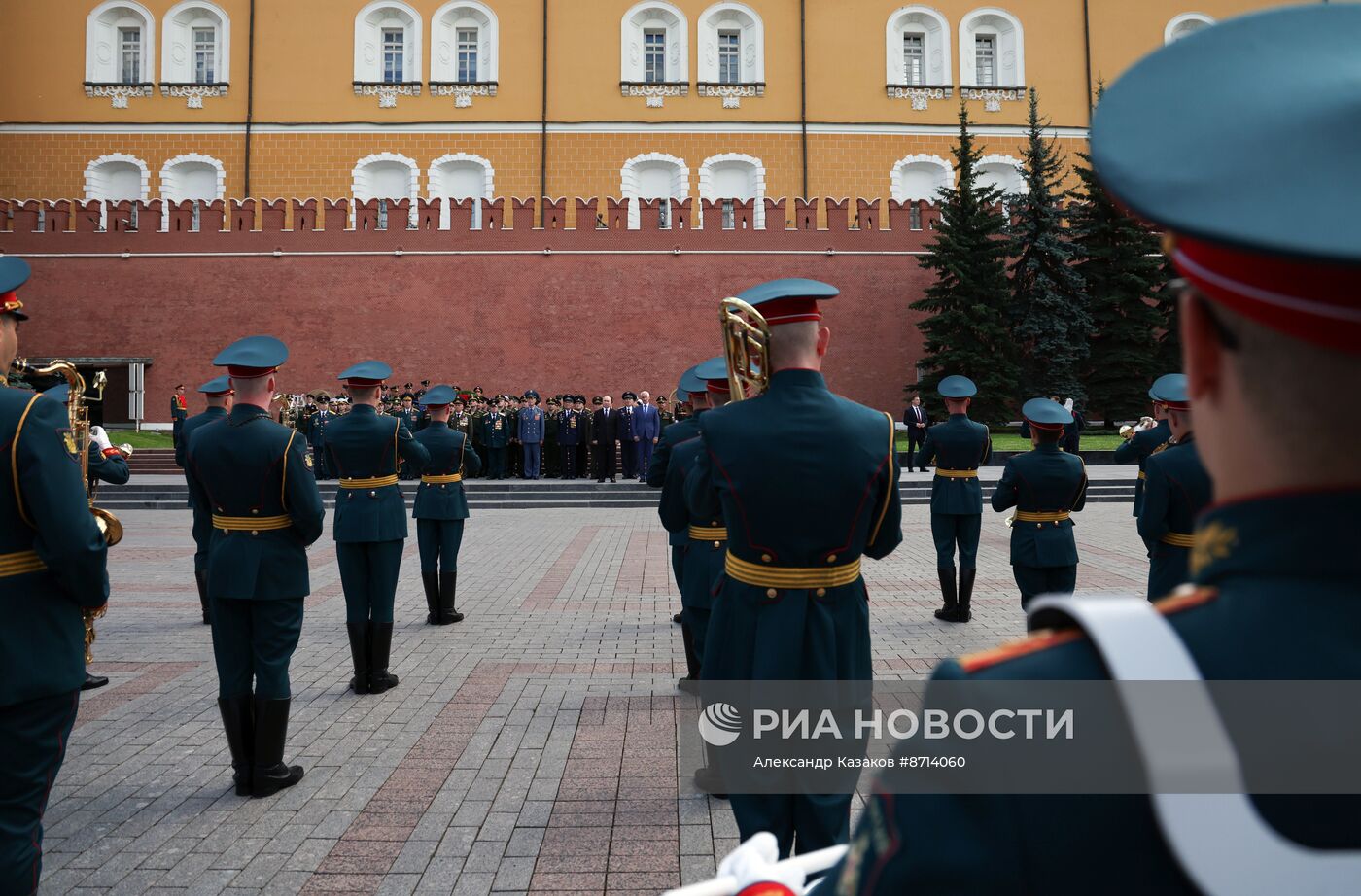 Президент Владимир Путин принял участие в церемонии возложения венка к Могиле Неизвестного Солдата