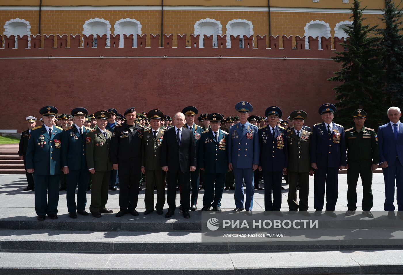 Президент Владимир Путин принял участие в церемонии возложения венка к Могиле Неизвестного Солдата