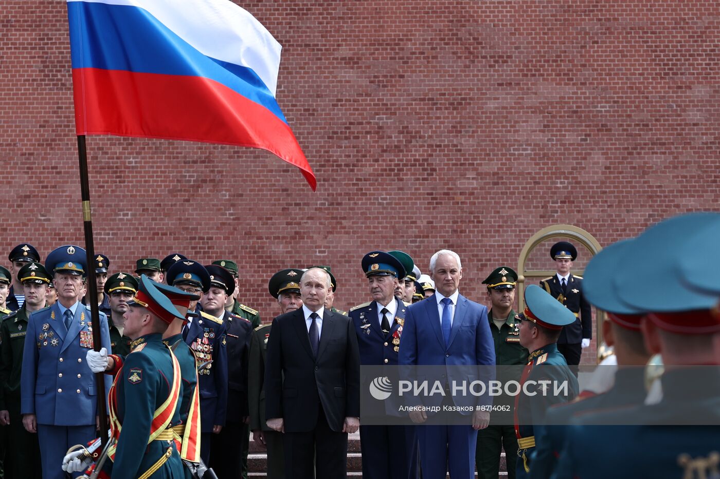 Президент Владимир Путин принял участие в церемонии возложения венка к Могиле Неизвестного Солдата