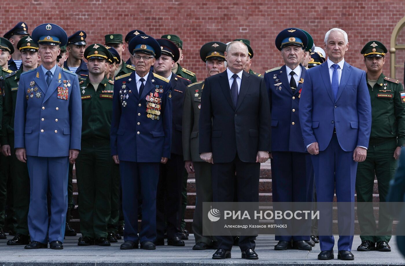 Президент Владимир Путин принял участие в церемонии возложения венка к Могиле Неизвестного Солдата