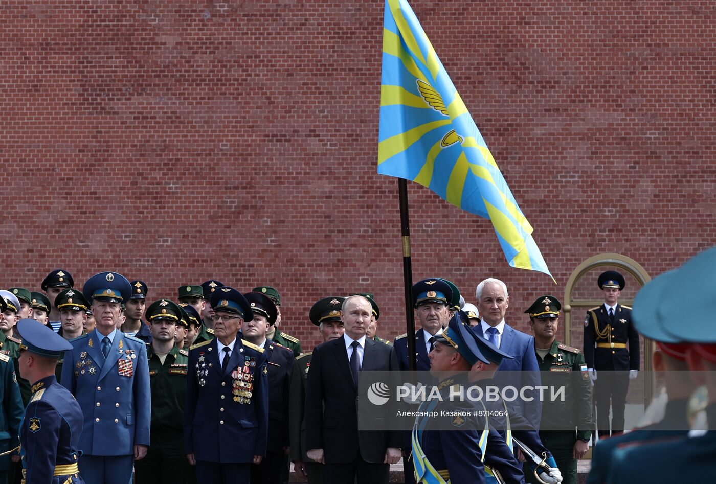 Президент Владимир Путин принял участие в церемонии возложения венка к Могиле Неизвестного Солдата