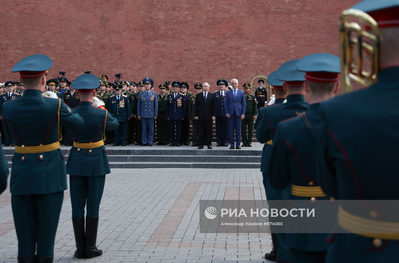 Президент Владимир Путин принял участие в церемонии возложения венка к Могиле Неизвестного Солдата