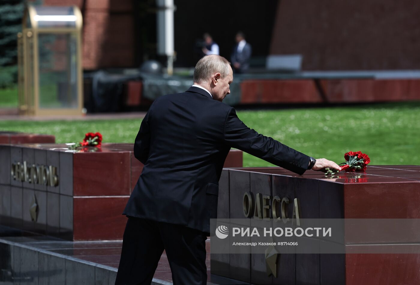 Президент Владимир Путин принял участие в церемонии возложения венка к Могиле Неизвестного Солдата