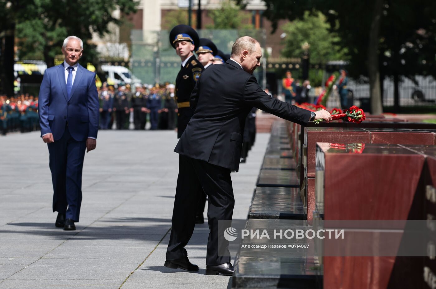 Президент Владимир Путин принял участие в церемонии возложения венка к Могиле Неизвестного Солдата