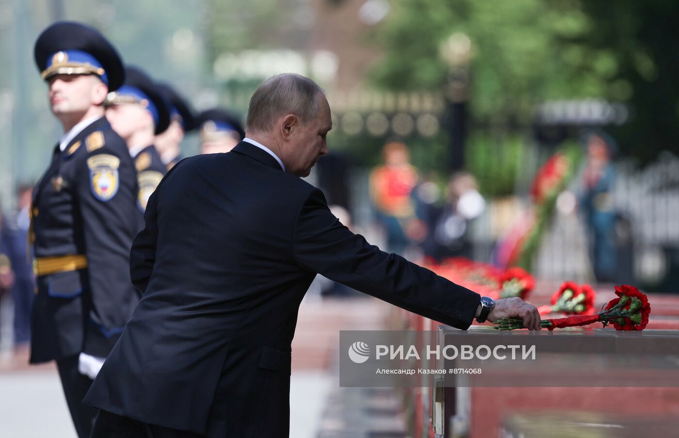 Президент Владимир Путин принял участие в церемонии возложения венка к Могиле Неизвестного Солдата