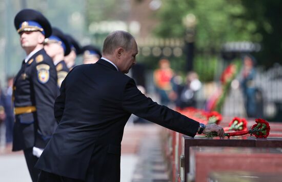 Президент Владимир Путин принял участие в церемонии возложения венка к Могиле Неизвестного Солдата