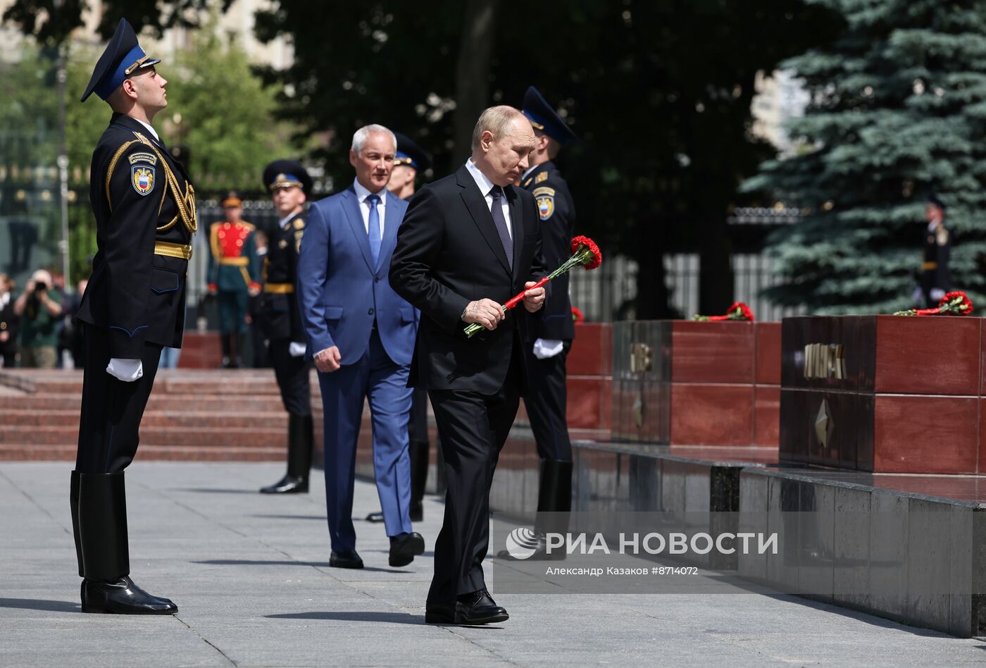 Президент Владимир Путин принял участие в церемонии возложения венка к Могиле Неизвестного Солдата