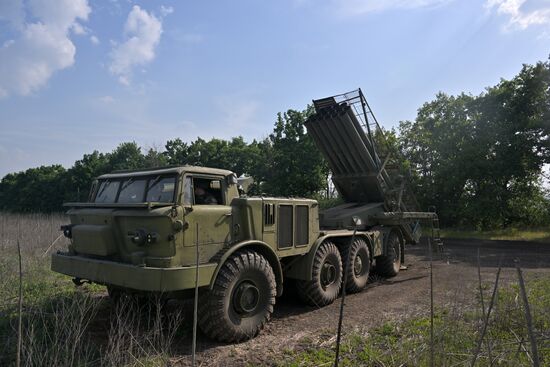 Работа РСЗО "Ураган" группировки войск "Запад"