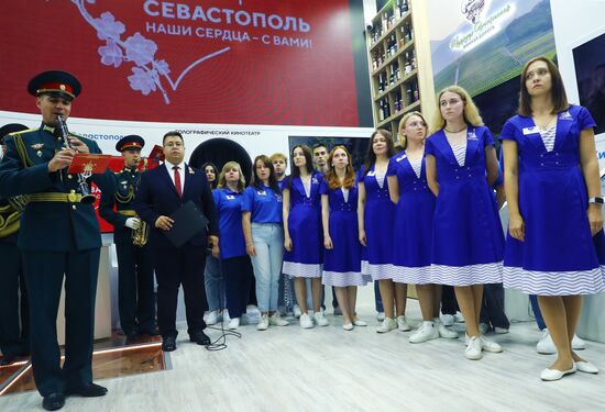 Выставка "Россия". Акция поддержки Севастополя